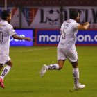 El volante argentino Lucas Villarreal (d) dio el triunfo a Liga de Quito para que siga en el camino de obtener la corona nacional.