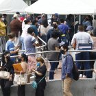 En una extensa fila, usuarios del SRI esperan el turno sin cumplir el distanciamiento.
