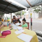 Laura Alvarado (blusa amarilla) ayuda a sus sobrinas en las tareas. Ella vive al frente del cementerio de Pascuales. 
Agencia (ag-extra)