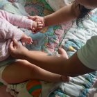 Pese a que Valentina no puede sonreír, ver o sentarse, Nancy la mima y la atiende para que ella sienta todo su amor.