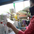 Mayra Reascos revisó los papeles que tenía guardados para botar los que no le sirven. Aseguró no volver a coger uno más.