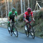 Richard Carapaz (d) y Primoz Roglic protagonizaron un emocionante duelo en la parte final del exigente alto de Moncalvillo.