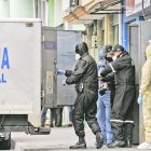 Los agentes llevaron los cuerpos a la morgue desde el lugar de los hechos.