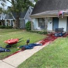 Cadáveres desmembrados y representación de masacres, son algunos de los elementos de la decoración que ha causado revuelo.