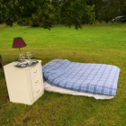 Toda la instalación descansa debajo de un árbol para 'proteger' a las personas del impredecible clima inglés.