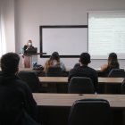 Guisella Mera imparte la clase de Contabilidad. Siete alumnos asistieron de manera física, y 38 de forma virtual.