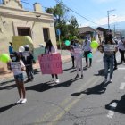 Familiares, amigos y vecinos de la niña fallecida salieron a protestar ayer para exigir justicia.