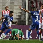 El delantero uruguayo Facundo Barceló (i) marcó el tanto del triunfo de Emelec.