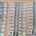 El sospechoso fue encontrado con los billetes en la mochila, tras una persecución registrada cerca del sitio del suceso.