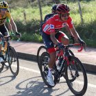 El ecuatoriano Richard Carapaz fue bajado ayer del primer lugar de la Vuelta a España.