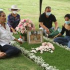 La familia de Katherine Soledispa visitó su tumba, ubicada en Jardines de Esperanza.