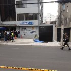 El cuerpo del motociclista yacía sobre la vereda. Su moto quedó a un par de metros de él.