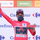 Richard Carapaz perdió la camiseta roja en la vuelta 10 del viernes último y está tecero en la general