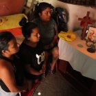 María Alvarado junto a sus hijas Paola y Katherine, el 29 de cada mes prenden una vela y piden por el alma de Adalberto. GUAYAQUIL-ECUADOR