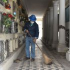 Los trabajadores del cementerio de San Diego tienen más de 400 tumbas y nichos que deben limpiar.