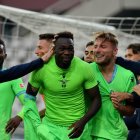 Felipe Caicedo es felicitado por sus compañeros tras anotar el gol que valió tres puntos.