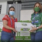 Mayra Arguello, presidenta del Olmedo recibió un obsequio de parte de Martha Romero, presidenta de Orense.