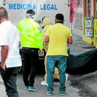 Momento cuando sacan el cadáver en estado de descomposición y lo embarcan en la ambulancia de Medicina Legal.