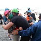 El hermano de Cristina abrazó fuertemente a su madre para que se calmara un poco.