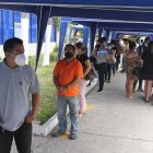 Larga fila en las afueras de CNEL por reclamos de alza en el valor de las planillas.