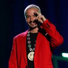 J Balvin es un cantante de reggaetón colombiano de 35 años.