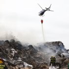 Un helicóptero de aeropolicial ayudó a controlar las llamas lanzando aguas desde el cielo.