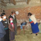 Familiares de Juan Guamán, de 21 años, conservan las pocas prendas y una foto que dejó.