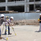 La evaluación va más allá de la docencia. En la gráfica, alumnos de la UPS realizan sus prácticas.