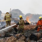 Hasta la mañana de ayer, bomberos de varios cantones aún combatían las llamas.