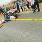 Los motorizados aparentemente chocaron con un pesado automotor.