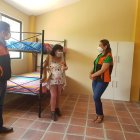 Uno de los centros de atención a mujeres víctimas de violencia. Aquí cuando el Servicio de Gestión de Riesgos daba su apoyo con la entrega de camas.