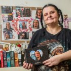 Tracy Bottomley sostiene las fotografías editadas que tiene junto a su prometido, un asesino serial.