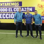 Gabriel Wainer, secretario técnico de selecciones, junto al entrenador Gustavo Alfaro (i) y Francisco Egas, presidente de Ecuafútbol (c).