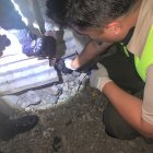 Agentes hallaron un arma de fuego escondida en la casa de uno de los sospechosos.