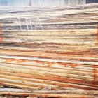 Gran dantidad de tablas decomisadas a taladores furtivos fue donada a distintas instituciones.