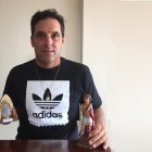 Fabián Frías con la Virgen de Luján y San Expedito.