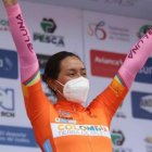 Miryam Núñez celebra en el podio como líder de la competencia en Colombia