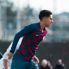 El defensor ecuatoriano Diego Almeida tuvo su primer entrenamiento con el equipo principal del Barcelona de España.