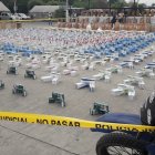 La policía mostró los artículos que decomisó durante la redada de esta madrugada.