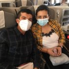 Richard Carapaz llegó al país tras coronarse vicecampeón de la Vuelta a España. Lo acompañó su esposa Tania Rosero.