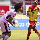 El arquero Gabriel Cevallos fue la figura en el duelo con los auquistas en la Capital.