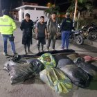 Los sospechosos detenidos 'in fraganti' con los sacos de camarón.