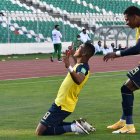 Carlos Gruezo de Ecuador celebra tras anotar un penalti contra Bolivia.