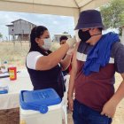 Un habitante de El sauce es inoculado contra el tétanos.