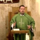 El sacerdote indicó que hay feligreses que se gastan entre 10 y 15 euros en una ronda de cervezas.