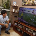 Rosero viendo el partido entre Bolivia y Ecuador.