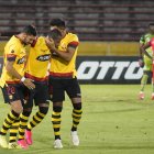 El festejo del golazo de Nixon Molina (centro) el primero con la camiseta del Barcelona.