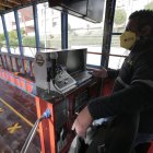 Los trabajadores no pierden la esperanza de celebrar con precaución por el virus.