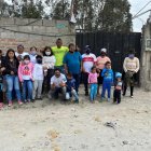 Pevris Estupiñán con las personas que le ayudaron a recuperar el pasaporte.