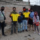 William Latacunga (segunda desde la izquierda) junto a familiares y amigos en el lugar donde se tomó la foto con Pervis Estupiñán.